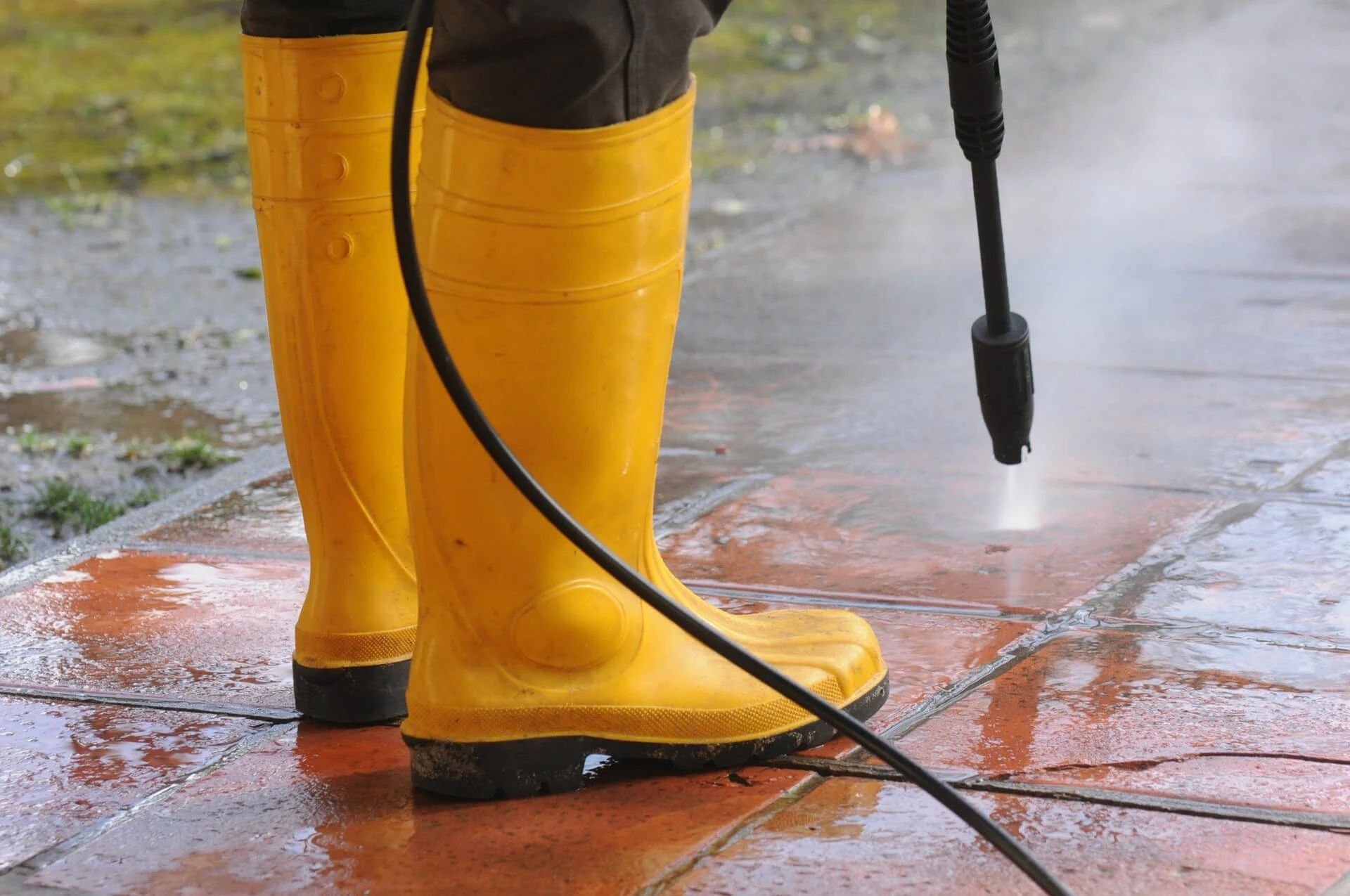 Мытье тротуаров мойкой высокого давления Karcher